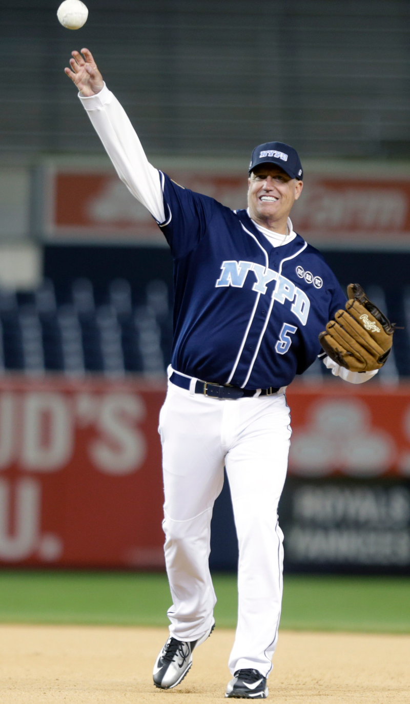 Illustration for article titled Here Are Some Photos Of Chris Christie Playing Softball